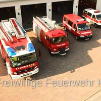 Autos vor Halle